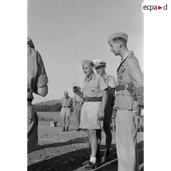 Remise d'un diplôme à un équipage du 2.(F)/Aufklärungsgruppe 123 de Junkers Ju-88 après sa 100e mission aérienne.