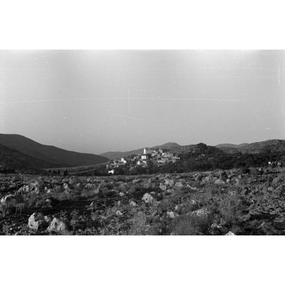 Promenade à Spiridiano Polithea aux pieds de la montagne Ida. [légende d'origine]