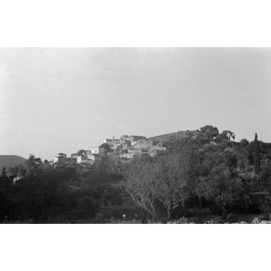 Promenade à Spiridiano Polithea aux pieds de la montagne Ida. [légende d'origine]
