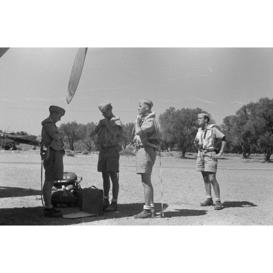 Un équipage de bombardier Junkers Ju-88 peu avant une mission au-dessus de l'Egypte.