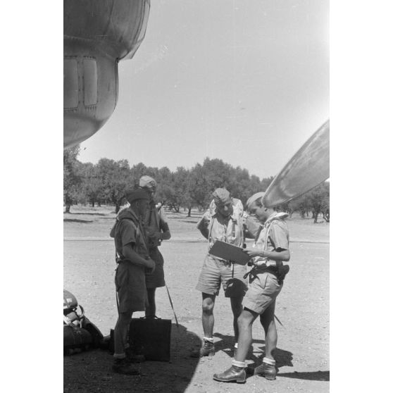 Un équipage de bombardier Junkers Ju-88 peu avant une mission au-dessus de l'Egypte.