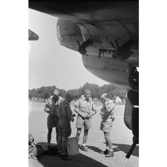 Un équipage de bombardier Junkers Ju-88 peu avant une mission au-dessus de l'Egypte.