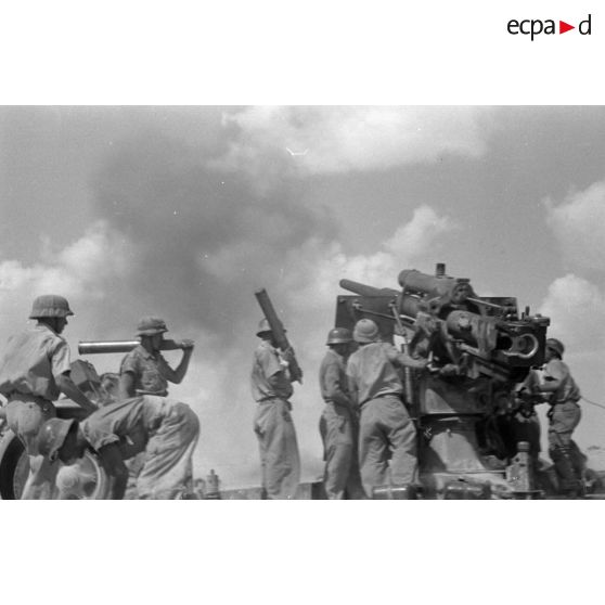 Mise en batterie d'une batterie de 4 canons de 8,8 cm Flak sur le front d'El Alamein.