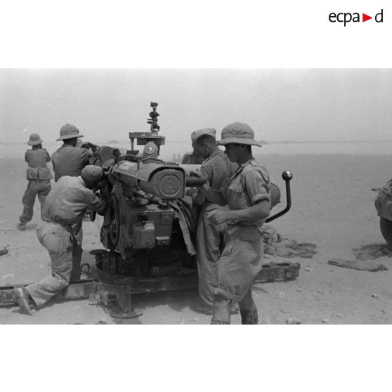 Mise en batterie d'une batterie de 4 canons de 8,8 cm Flak sur le front d'El Alamein, ici le Kommandogerät 40.