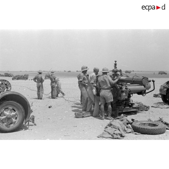 Mise en batterie d'une batterie de 4 canons de 8,8 cm Flak sur le front d'El Alamein, ici le Kommandogerät 40.