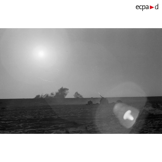Explosions à l'horizon sur le front d'El Alamain, au premier plan un canon de 8, 8 cm FlaK.