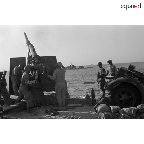 Mise en batterie d'une batterie de 4 canons de 8,8 cm Flak sur le front d'El Alamein.