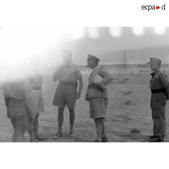 Inspection du général (Generalleutnant) Johannes Josef Heinrich Burchard sur le front défendu par le Luftwaffe Flak-Regiment 135.