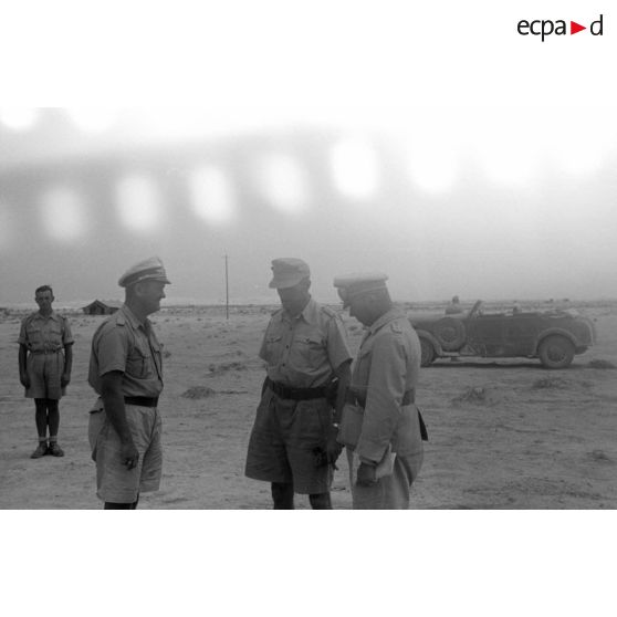 Inspection du général (Generalleutnant) Johannes Josef Heinrich Burchard sur le front défendu par le Luftwaffe Flak-Regiment 135.