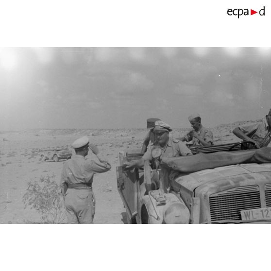 Inspection du général (Generalleutnant) Johannes Josef Heinrich Burchard sur le front défendu par le Luftwaffe Flak-Regiment 135.
