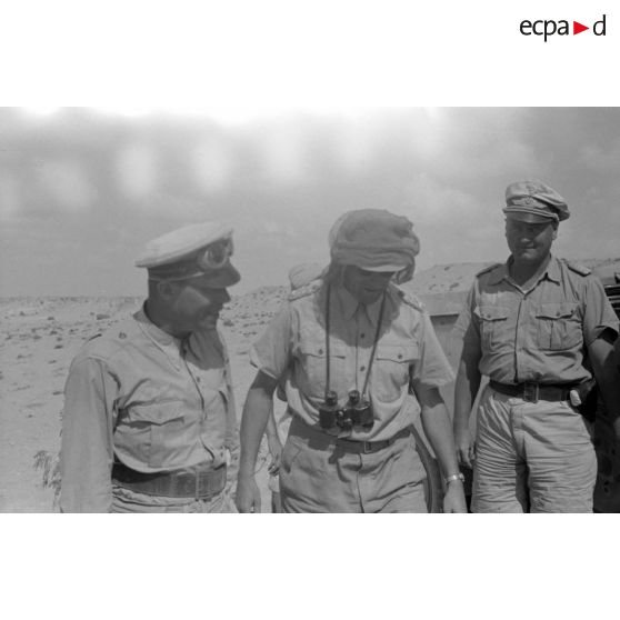 Inspection du général (Generalleutnant) Johannes Josef Heinrich Burchard sur le front défendu par le Luftwaffe Flak-Regiment 135.
