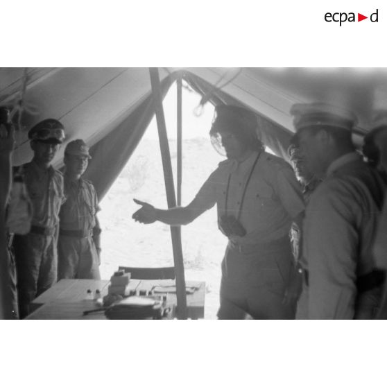 Inspection du général (Generalleutnant) Johannes Josef Heinrich Burchard sur le front défendu par le Luftwaffe Flak-Regiment 135.