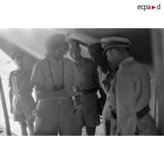 Inspection du général (Generalleutnant) Johannes Josef Heinrich Burchard sur le front défendu par le Luftwaffe Flak-Regiment 135.