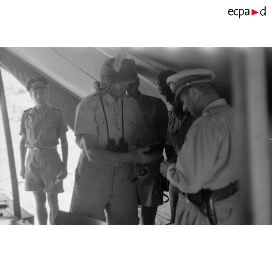 Inspection du général (Generalleutnant) Johannes Josef Heinrich Burchard sur le front défendu par le Luftwaffe Flak-Regiment 135.