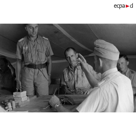 Inspection du général (Generalleutnant) Johannes Josef Heinrich Burchard sur le front défendu par le Luftwaffe Flak-Regiment 135.