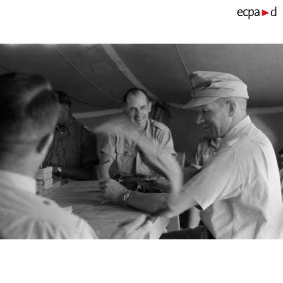 Inspection du général (Generalleutnant) Johannes Josef Heinrich Burchard sur le front défendu par le Luftwaffe Flak-Regiment 135.
