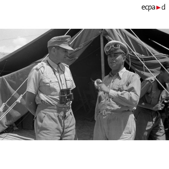 Inspection du général (Generalleutnant) Johannes Josef Heinrich Burchard sur le front défendu par le Luftwaffe Flak-Regiment 135.
