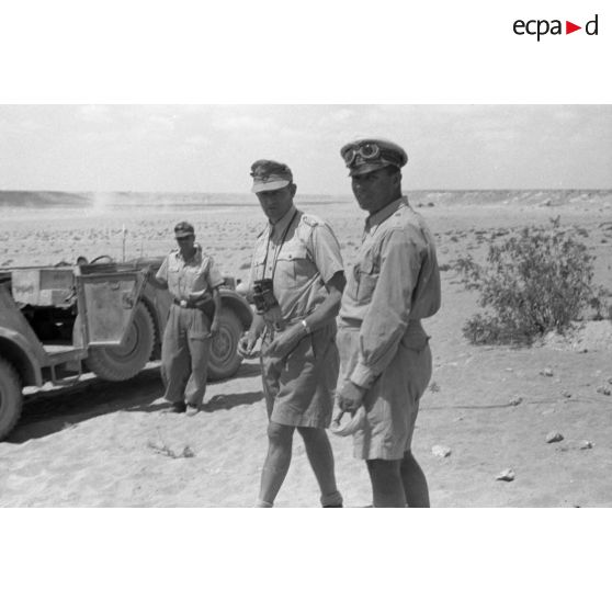 Inspection du général (Generalleutnant) Johannes Josef Heinrich Burchard sur le front défendu par le Luftwaffe Flak-Regiment 135.