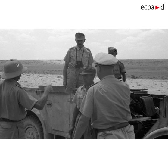 Inspection du général (Generalleutnant) Johannes Josef Heinrich Burchard sur le front défendu par le Luftwaffe Flak-Regiment 135.