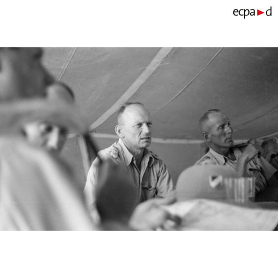Inspection du général (Generalleutnant) Johannes Josef Heinrich Burchard sur le front défendu par le Luftwaffe Flak-Regiment 135.