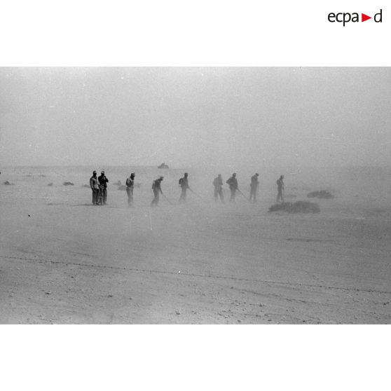 Armés de détecteurs de mines et de pelles, des soldats allemands sécurisent un itinéraire.