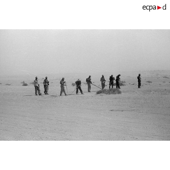 Armés de détecteurs de mines et de pelles, des soldats allemands sécurisent un itinéraire.