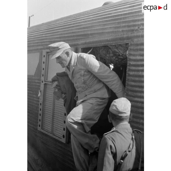 Arrivée du général (Generalleutnant) Borchert sur le terrain de Tobrouk.