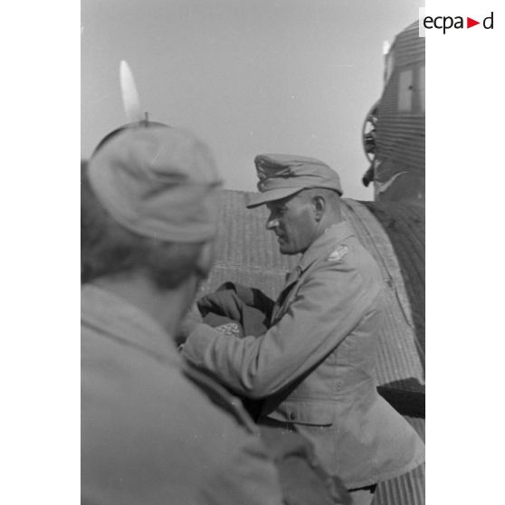 Arrivée du général (Generalleutnant) Borchert sur le terrain de Tobrouk.
