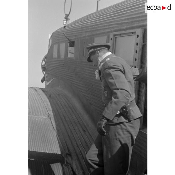 L'Oberstleutnant (Oberst) colonel Siegel à la descente d'un Junkers Ju-52 sur le terrain de Tobrouk.
