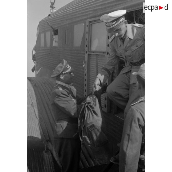 L'Oberstleutnant (Oberst) colonel Siegel à la descente d'un Junkers Ju-52 sur le terrain de Tobrouk.