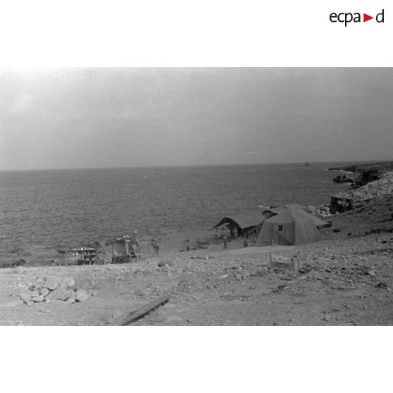Le littoral de Tobrouk où la défense allemande doit régulièrement repousser des attaques nocturnes.