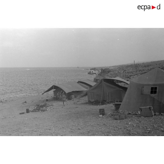 Le littoral de Tobrouk où la défense allemande doit régulièrement repousser des attaques nocturnes.