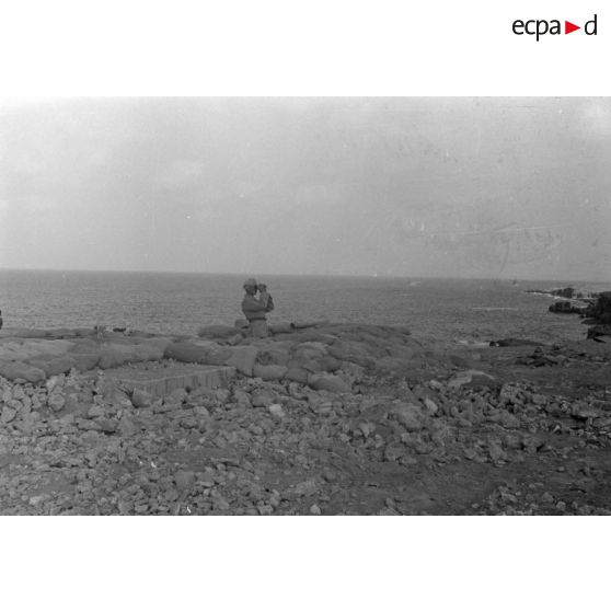 Le littoral de Tobrouk où la défense allemande doit régulièrement repousser des attaques nocturnes.