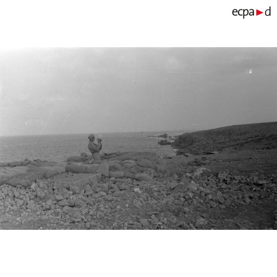 Le littoral de Tobrouk où la défense allemande doit régulièrement repousser des attaques nocturnes.