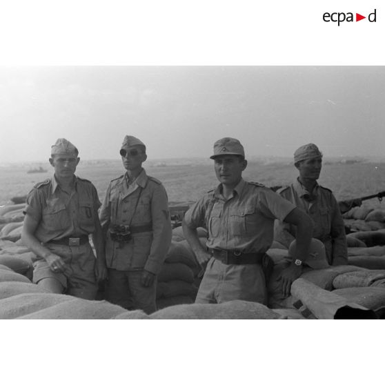 Officiers et soldats qui ont participé à des opérations de sabotage à Tobrouk (selon la légende d'origine).