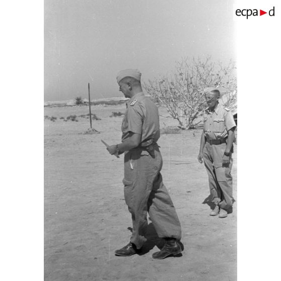 Remise de la croix de fer de première classe à l'adjudant (Feldwebel) Hanns Gross, reporter photographe et la presse écrite au sein de la Luftwaffe Kriegsbericher Kompanie 7 (Lw.KBK.7).