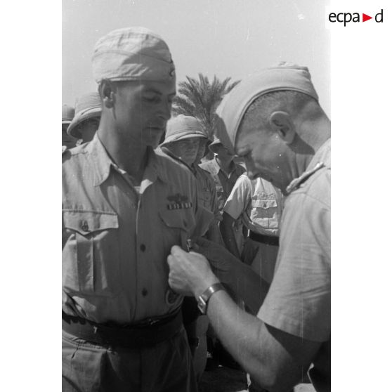 Remise de la croix de fer de première classe à l'adjudant (Feldwebel) Hanns Gross, reporter photographe et la presse écrite au sein de la Luftwaffe Kriegsbericher Kompanie 7 (Lw.KBK.7).