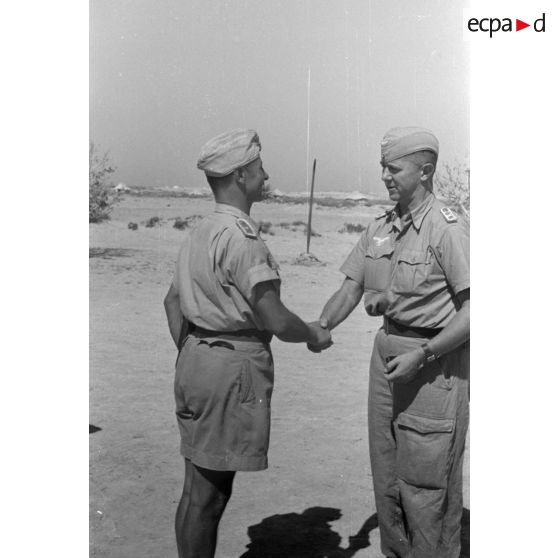 Remise de la croix de fer de première classe à l'adjudant (Feldwebel) Hanns Gross, reporter photographe et la presse écrite au sein de la Luftwaffe Kriegsbericher Kompanie 7 (Lw.KBK.7).