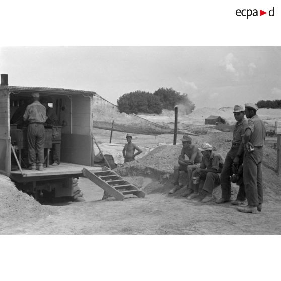 Une cuisine roulante installée dans un camion.