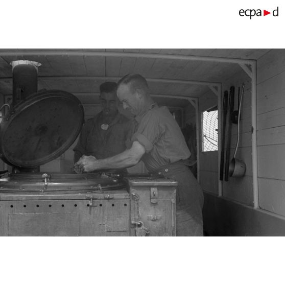 Une cuisine roulante installée dans un camion.