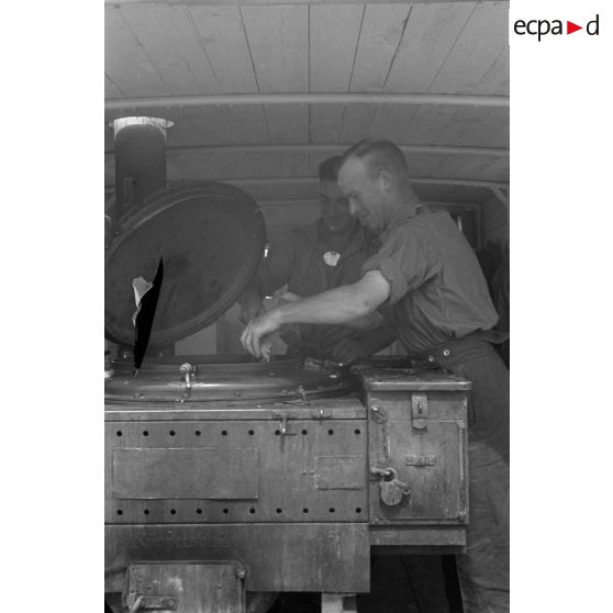 Une cuisine roulante installée dans un camion.