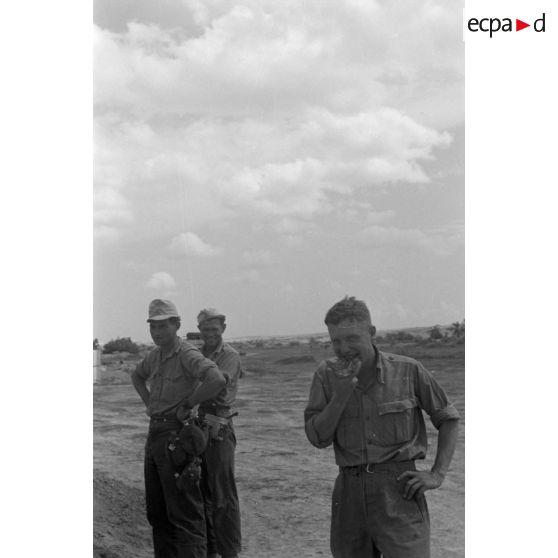 Repas de personnels d'un atelier de réparation allemand.