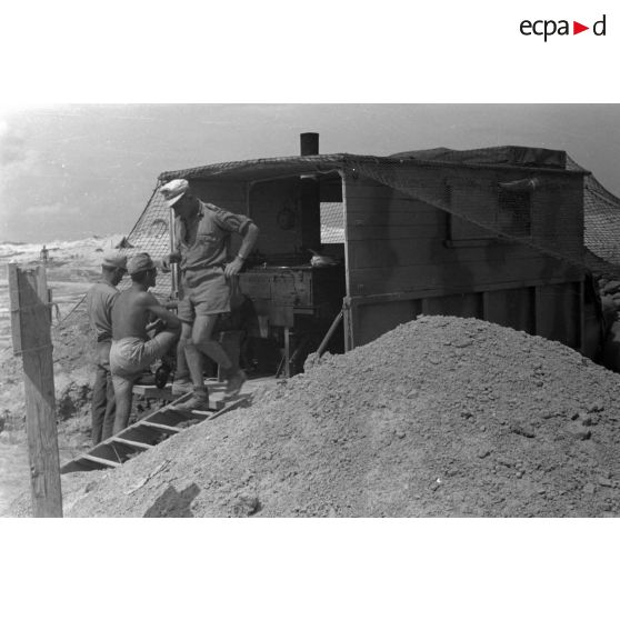 En Afrique, un gros plan sur une unité de maintenance (Werkstatt Kompanie) qui s'occupe des motocyclettes et des camions.