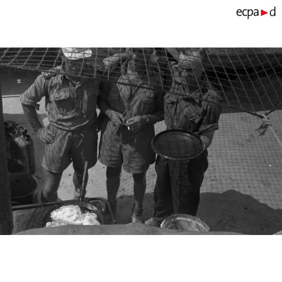 En Afrique, un gros plan sur une unité de maintenance (Werkstatt Kompanie) qui s'occupe des motocyclettes et des camions.