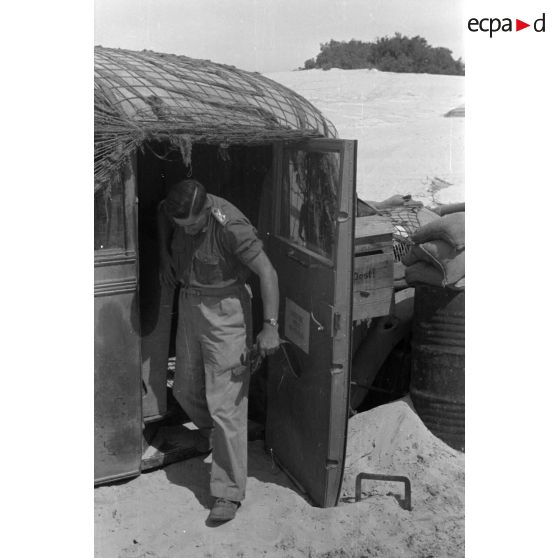 En Afrique, un gros plan sur une unité de maintenance (Werkstatt Kompanie) qui s'occupe des motocyclettes et des camions.