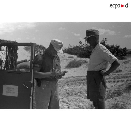 En Afrique, un gros plan sur une unité de maintenance (Werkstatt Kompanie) qui s'occupe des motocyclettes et des camions.