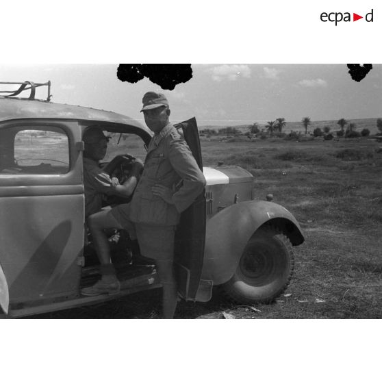 En Afrique, un gros plan sur une unité de maintenance (Werkstatt Kompanie) qui s'occupe des motocyclettes et des camions.