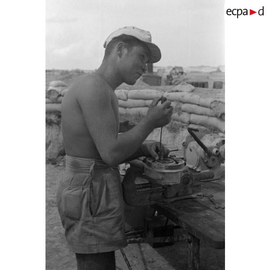 En Afrique, au sein d'une unité de maintenance (Werkstatt Kompanie), la maintenance de motocyclettes BMW qui semblent déjà bien éprouvées par le désert et les conditions climatiques.