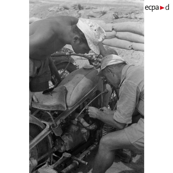 En Afrique, au sein d'une unité de maintenance (Werkstatt Kompanie), la maintenance de motocyclettes BMW qui semblent déjà bien éprouvées par le désert et les conditions climatiques.