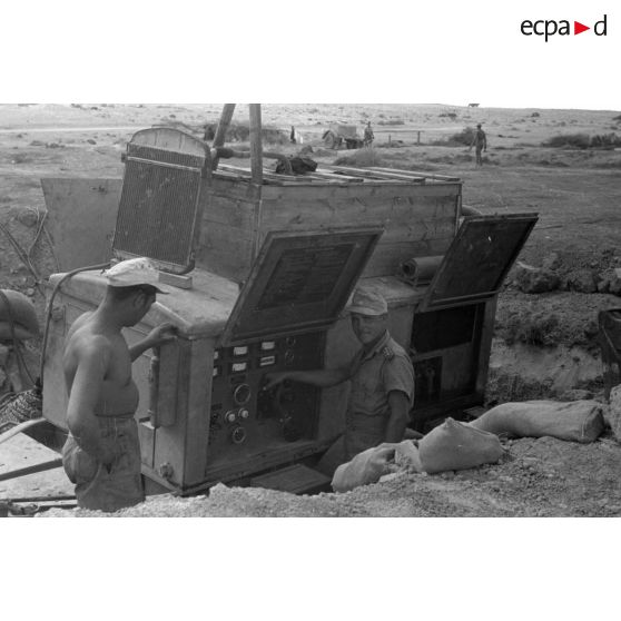 En Afrique, un générateur au sein d'une unité de maintenance (Werkstatt Kompanie) qui s'occupe des motocyclettes et des camions.